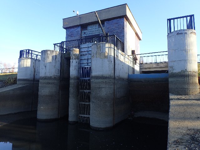 Obnažená výpusť VN Jiviny při nízkém vodním stavu